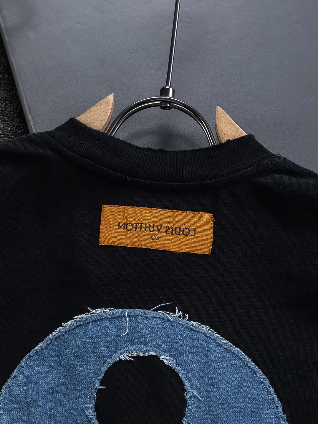 🅿️200 Louis Vuitton 1V LV lv slightly wide version S-XL LV 26ss new products are available at counters simultaneously. Multiple craftsmanship. Water-worn front and rear denim patches with letters 🪡 embroidery. Round neck short-sleeved T-shirt, same style for men and women! Consigned to one-to-one creation. Synchronized with the official website, pure cotton fabrics at the counter! It is close to the skin and comfortable, durable and easy to wear. It has a classic and simple logo design and meticulous original craftsmanship. Short-sleeves, a must-have item for men, do not appear to be the same for the general public, but must be unique and eye-catching. This LV short-sleeve is all about quality, comfort, the same shape and fashion as always, including fabrics and cutting techniques. All of them have been made with great effort! 320 grams of washed pure cotton fabric, pure cotton is breathable, very refreshing and comfortable for daily wear. The rib knitting on the neckline is smooth and tight, and the neckline will not be skewed if you toss it at will. The loose version, you will find that it looks really good on the upper body. The overall is minimalist and neat, super versatile for daily use! Pair it casually with a pair of pants for a youthful look. A T-shirt will make your outfit crazy. It is a fashionable item that can never go wrong! Color: Black White Size: S-XL Size chart: S: Shoulder width 50-Bust 56-Length 70 M: Shoulder width 52-Bust 57-Length 72 L: Shoulder width 54-Bust 59-Length 74 XL: Shoulder width 56-Bust 62-Length 76